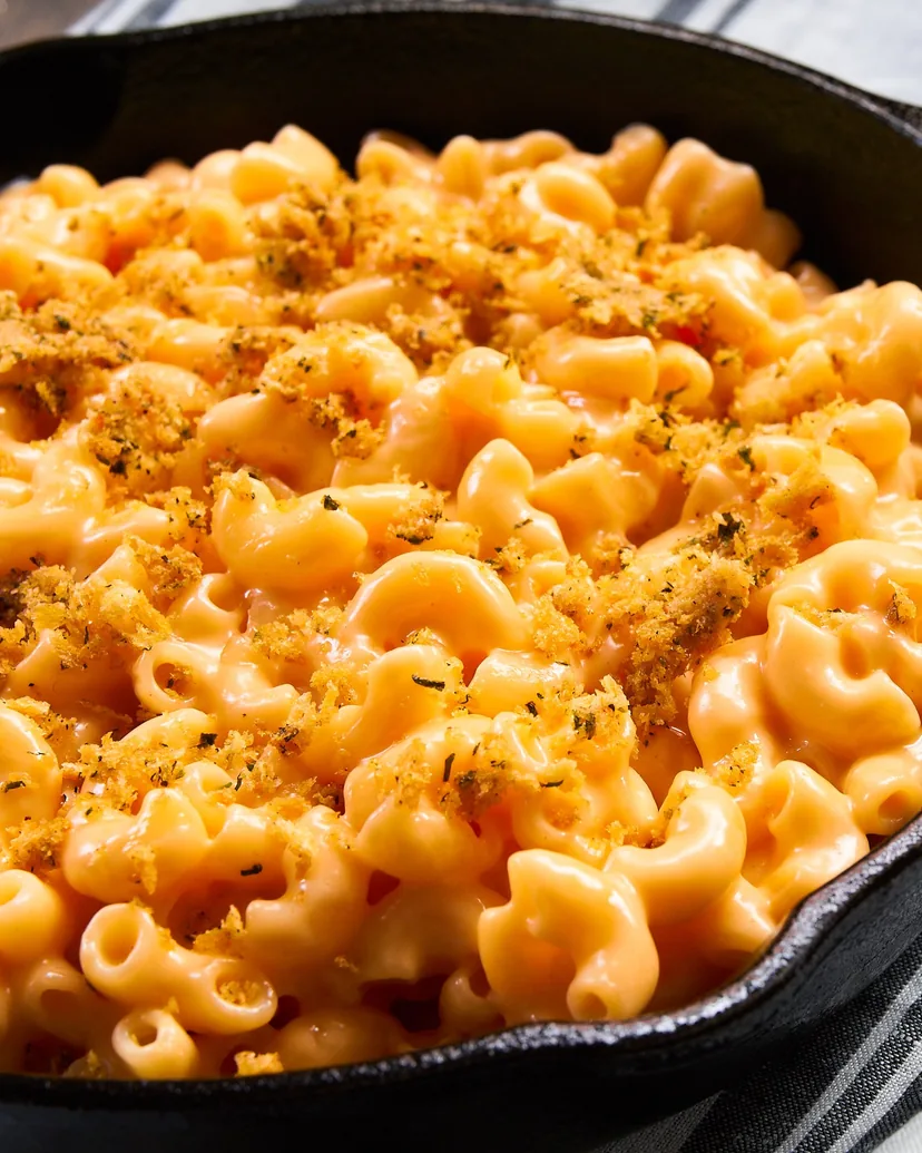 Macaroni and cheese with toasted breadcrumbs in a cast-iron skillet