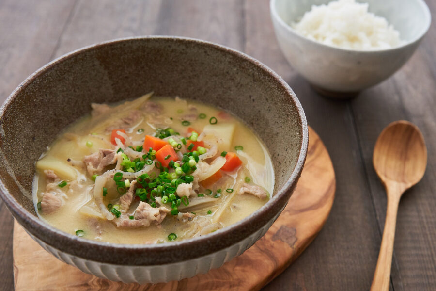 Shiromiso (aka Saikyo Miso), a sweet creamy miso from Kyoto gives this tonjiru (pork soup) a wonderfully rich taste.