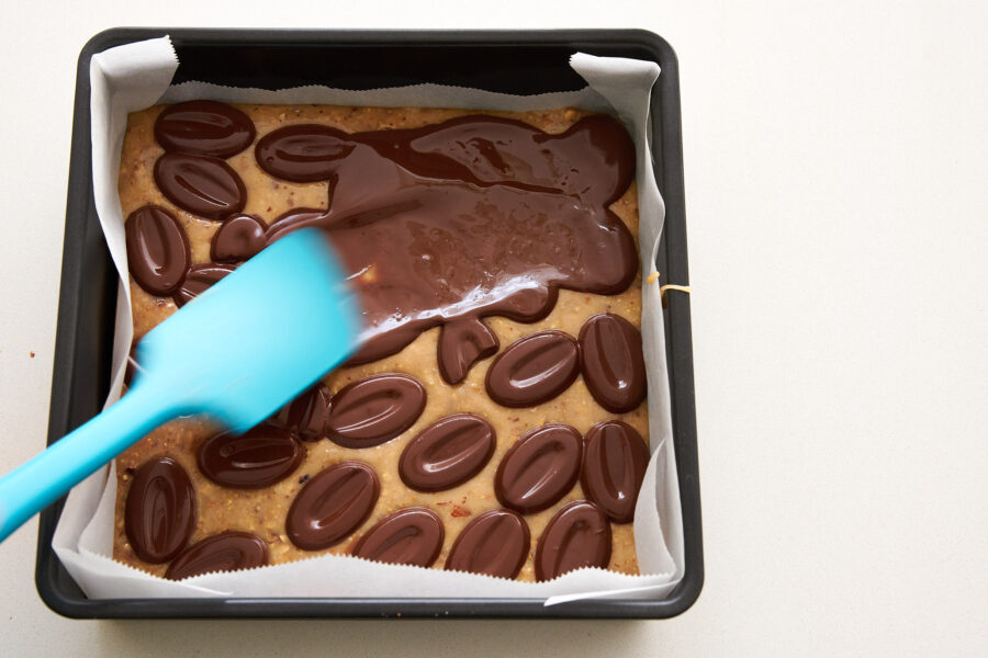 Spread the melted chocolate to coat the toffee evenly.