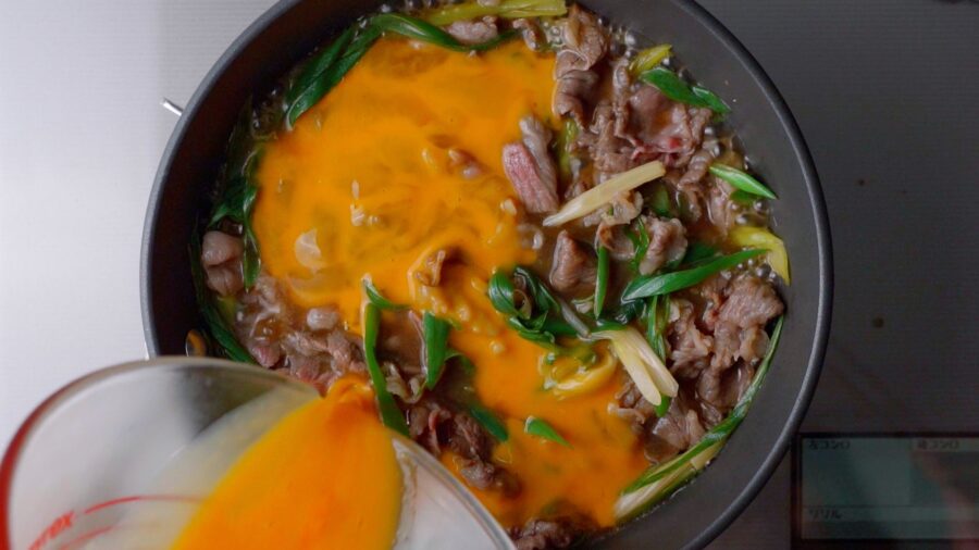 Adding beaten egg to the tanindon.