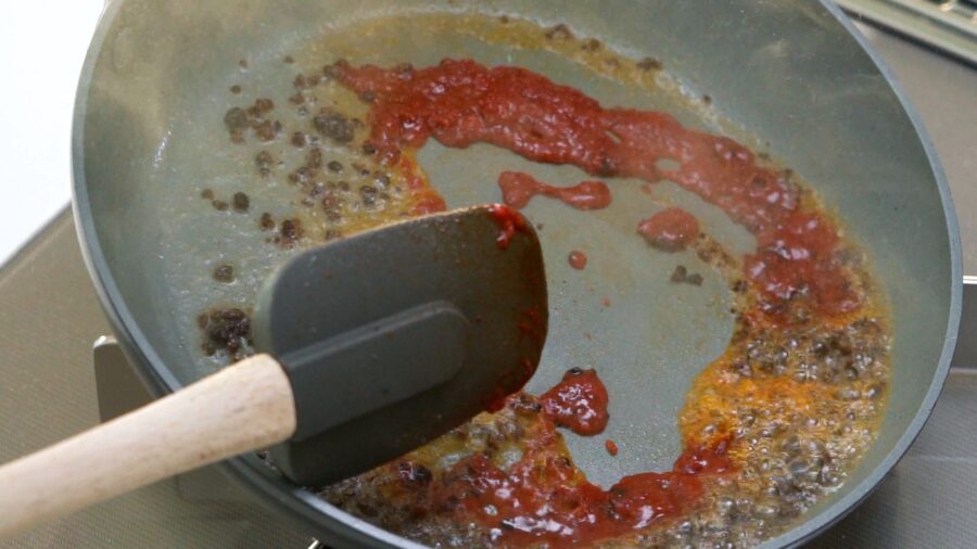 Frying doubanjiang for Mapo Tofu