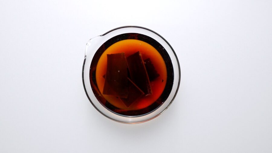 Making plant-based dashi using konbu (kelp).