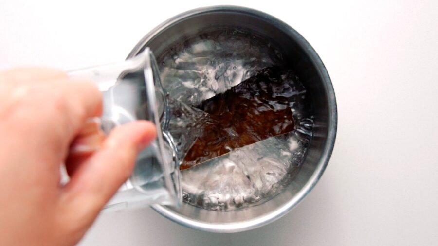 Soaking konbu in water to make dashi broth for poke.