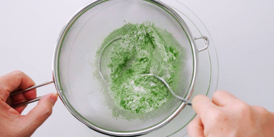 Sifting flour and matcha together.
