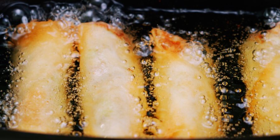 Deep-frying Harumaki (Japanese spring rolls) in oil.