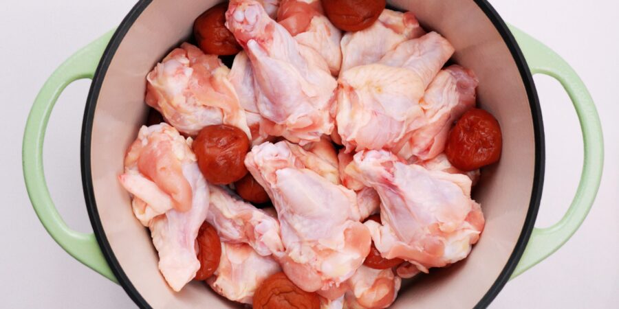 Chicken wings and umeboshi in a pot.