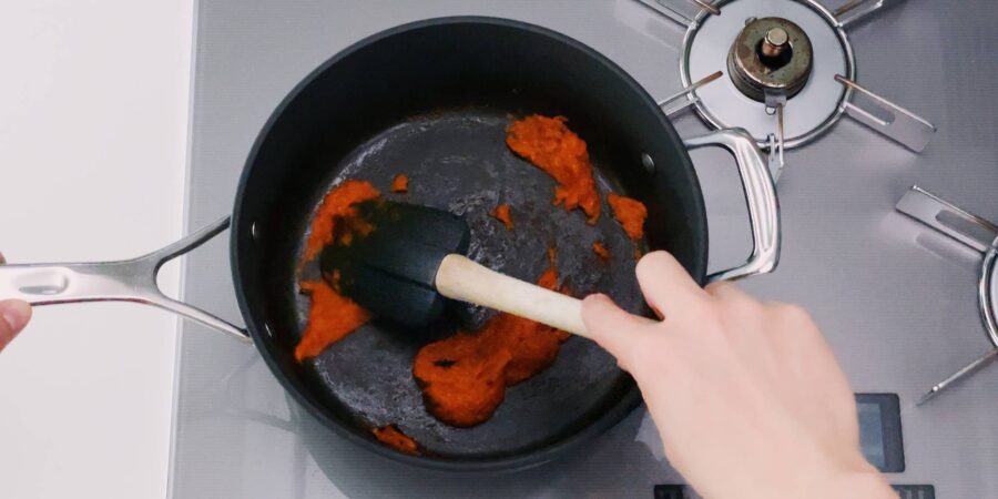 Caramelizing vegetable paste.