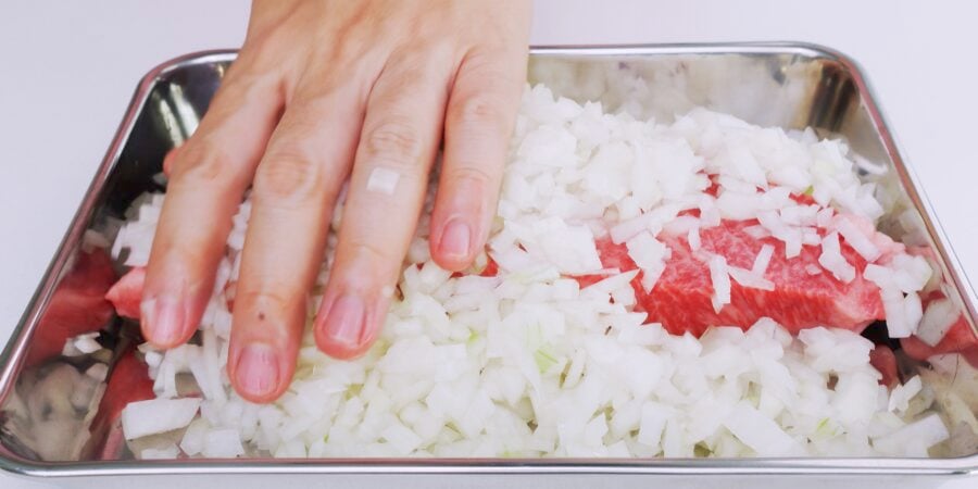 Marinate the steak with salted onions.
