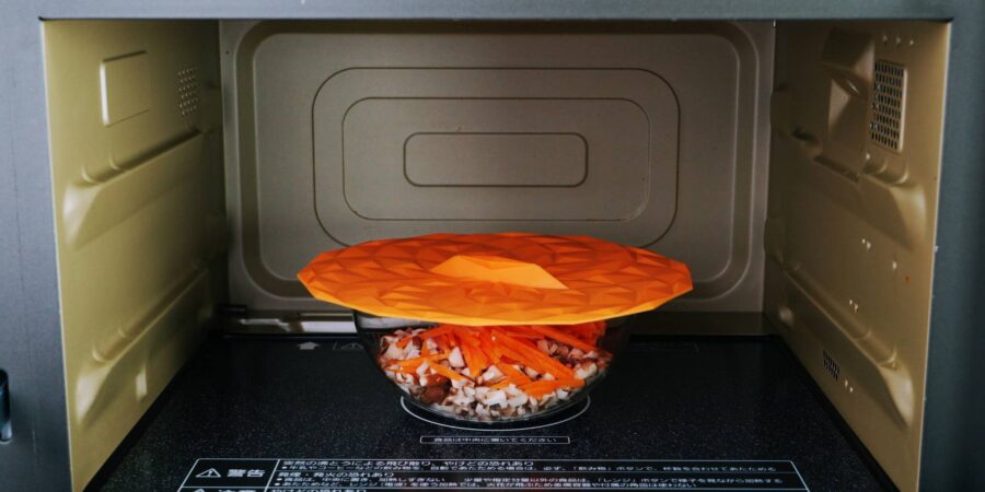 Steam the carrots and shiitake mushrooms.