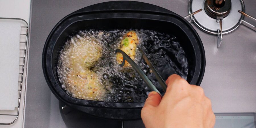 Deep fry the ganmodoki until golden brown on the outside.