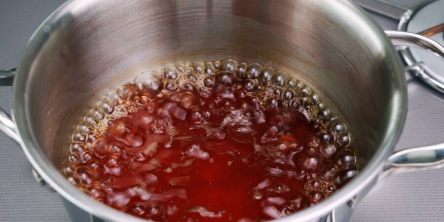 Boil the sauce ingredients to make the broth.