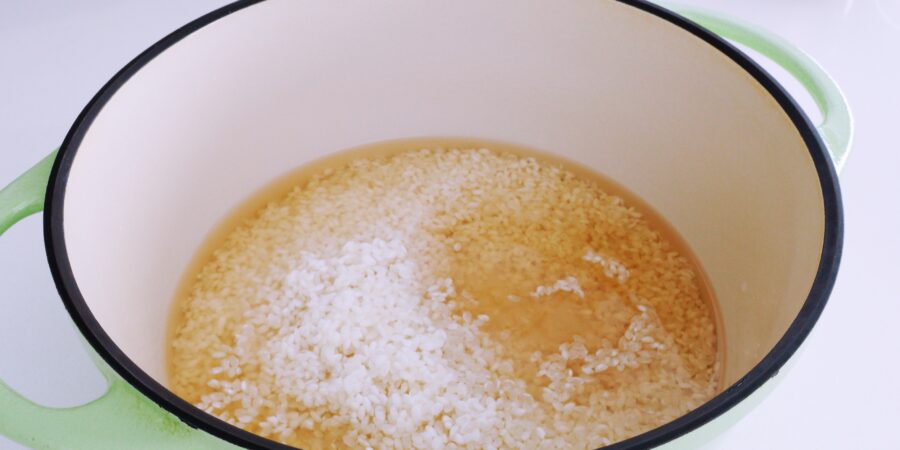 Soaking rice in shiitake stock.
