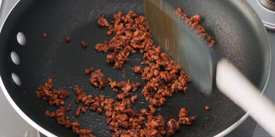 Making tantanmen topping.