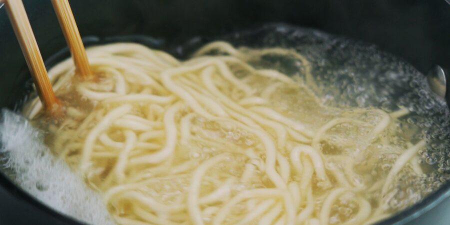 Boiling ramen noodles for tantanmen.