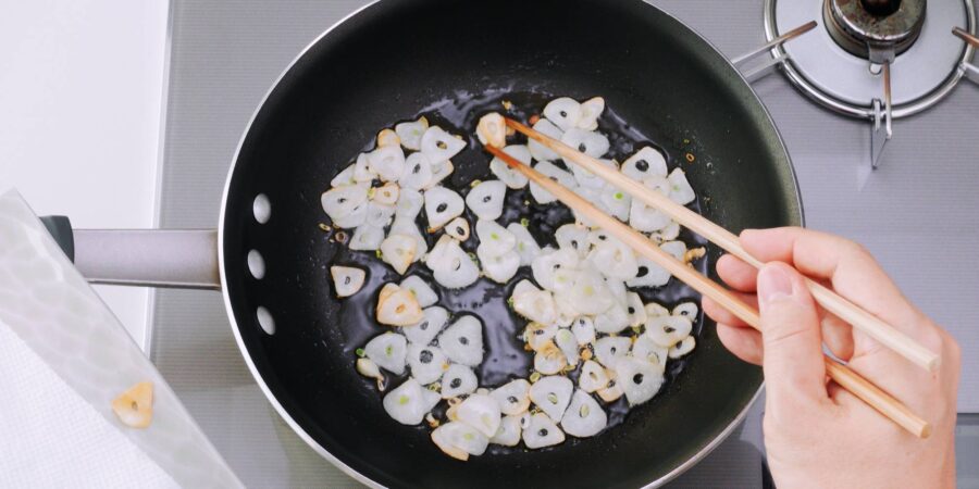 Frying garlic chips until crispy.
