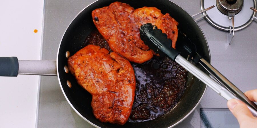 Glazing Tonteki with the sauce.
