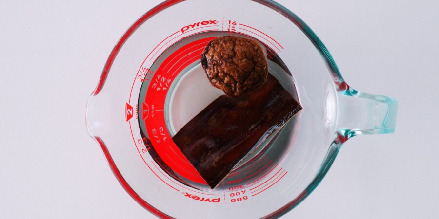 Steep the dried shiitake mushroom and konbu in water to make the plant-based dashi.