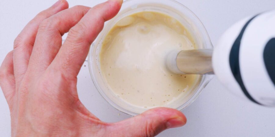 Pureeing tamagoyaki mixture until smooth.