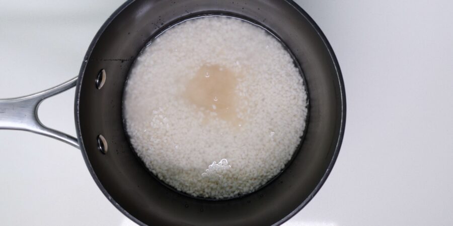 Soaking mochi rice with water and sugar.