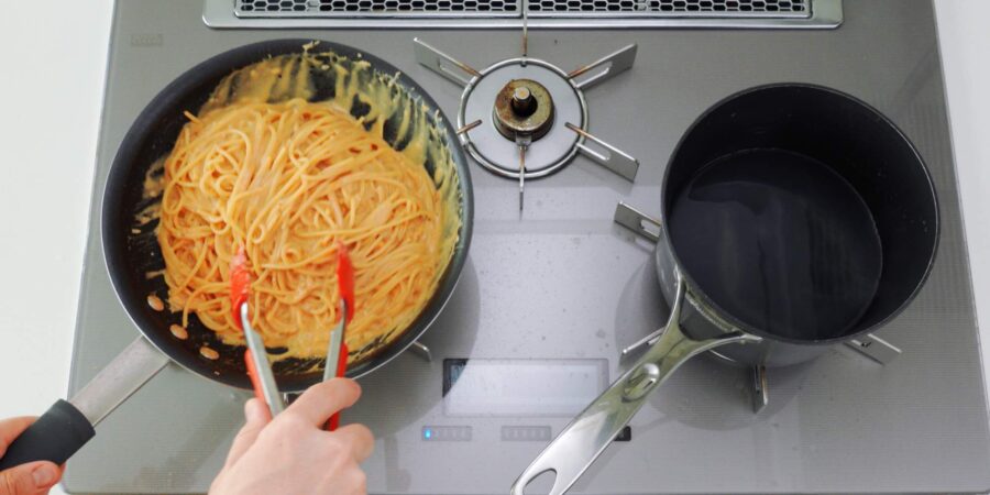 Stirring in uni cream sauce.