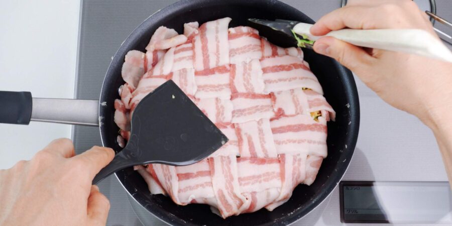 Covering Okonomiyaki with pork belly.