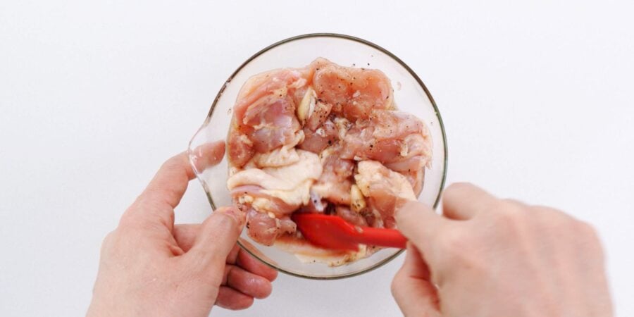 Marinating bite-sized chicken pieces for karaage.