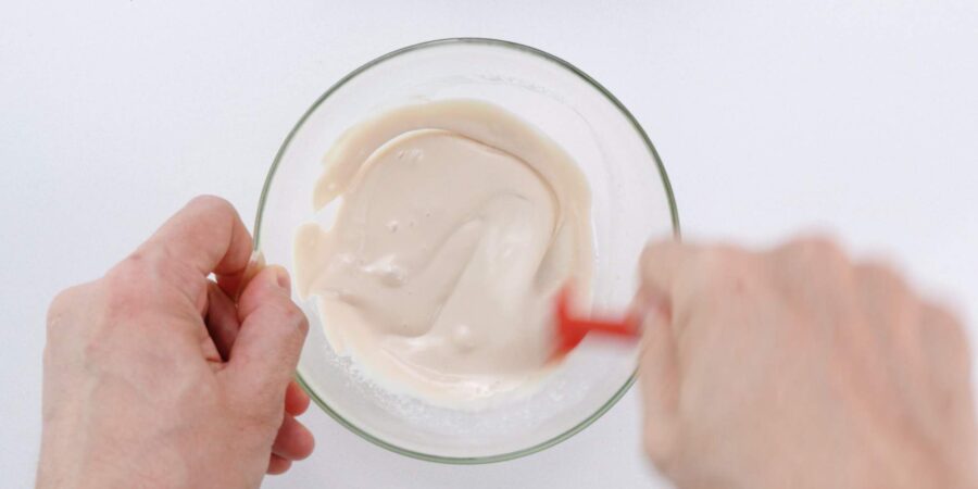 Mixing sesame paste with chicken stock.