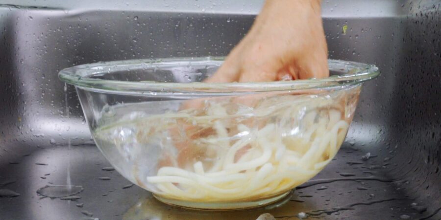 Chilling boiled udon noodles in ice water.