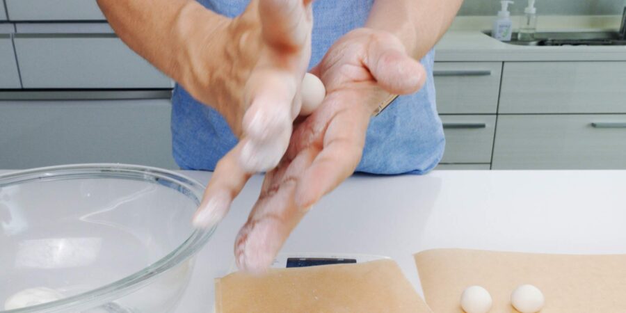 Shaping round dango.