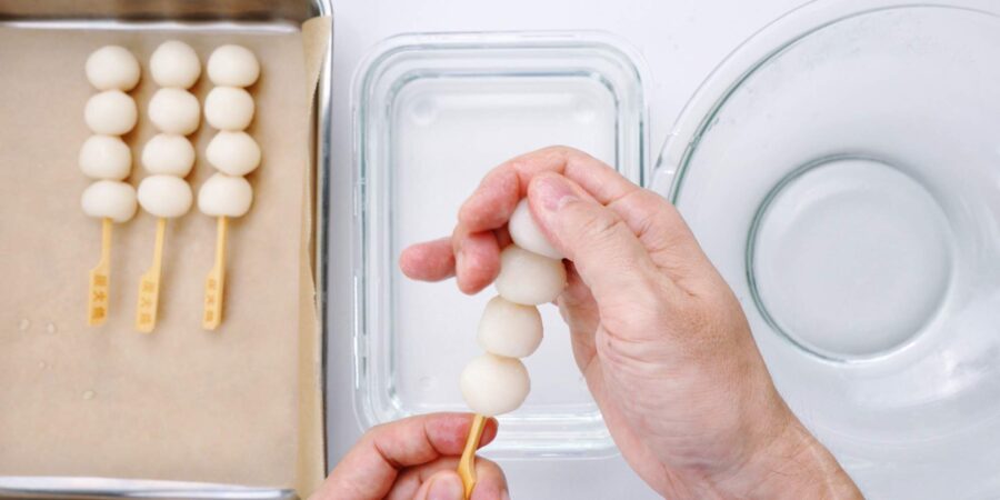 Skewing boiled dango.