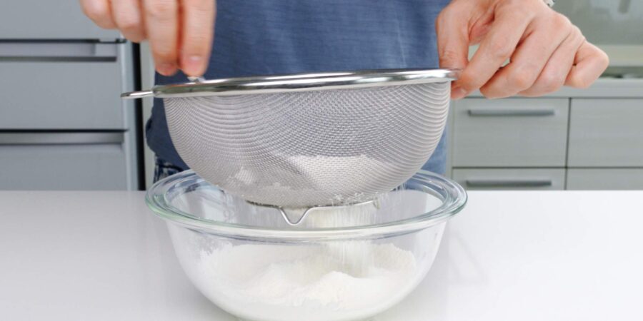 Sifting dry ingredients for Taiyaki.