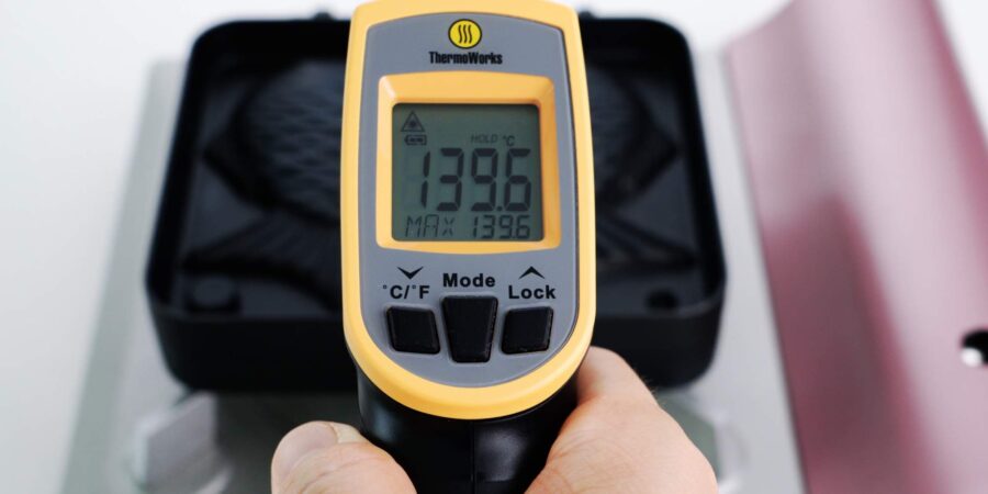 Measuring the temperature of a Taiyaki pan.