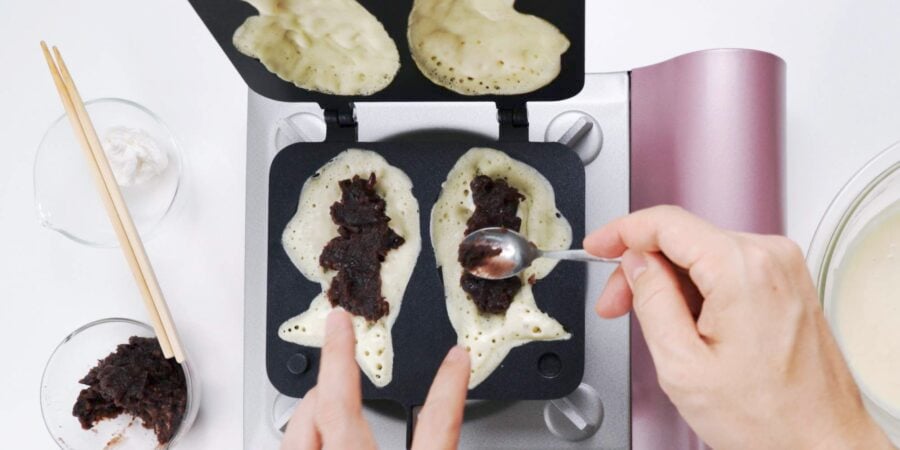 Filling taiyaki with anko.