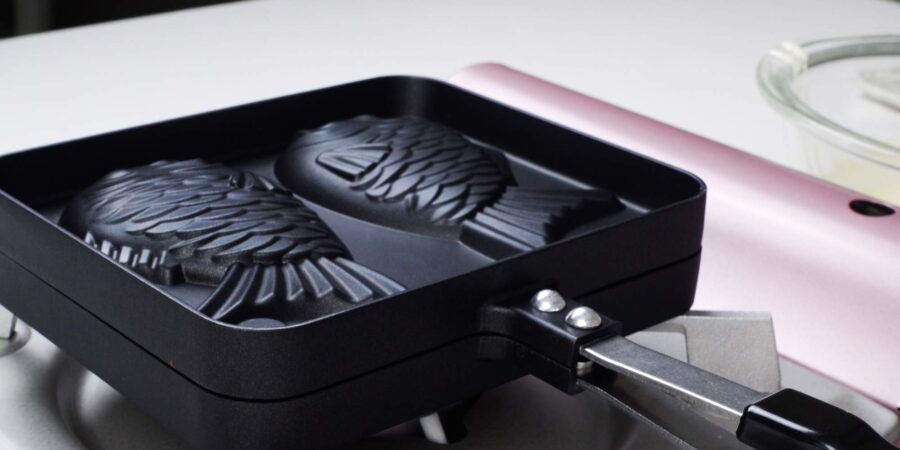 Taiyaki pan with the lid closed.