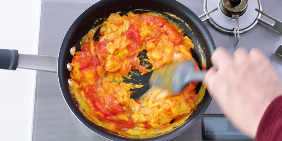 Scrambling eggs with stir-fried tomatoes.