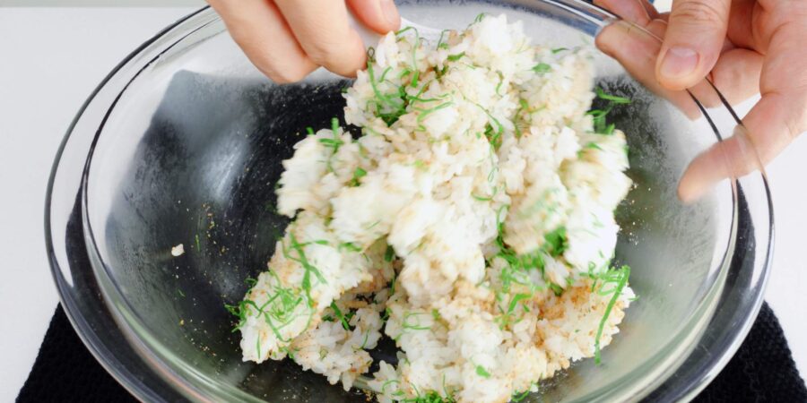 Mixing rice with ground sesame seeds and shiso leaves.