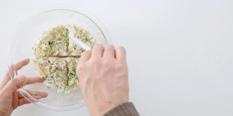 Divide rice into 4 segments.