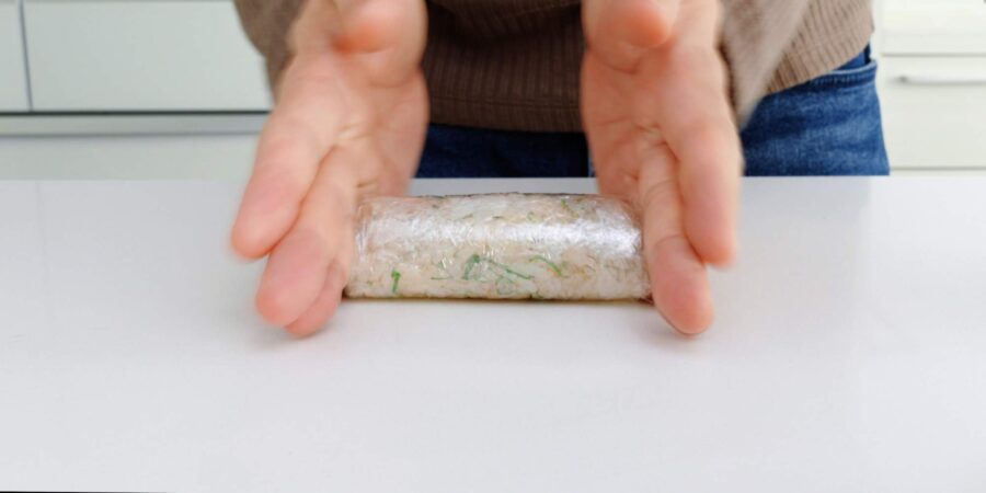 Making cylinder-shaped Onigiri.