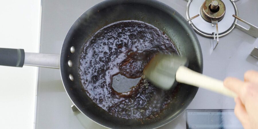 Onion sauce in a frying pan for Japanese roast beef.