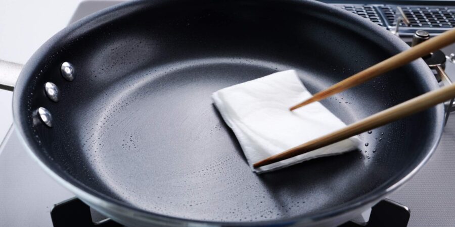 Greasing a round frying pan to make tamagoyaki.