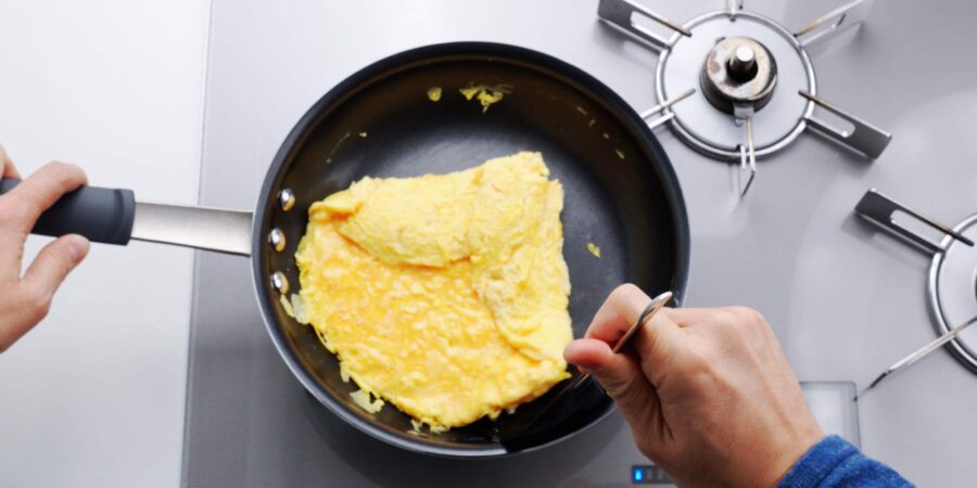 Rolling dashimaki tamago.