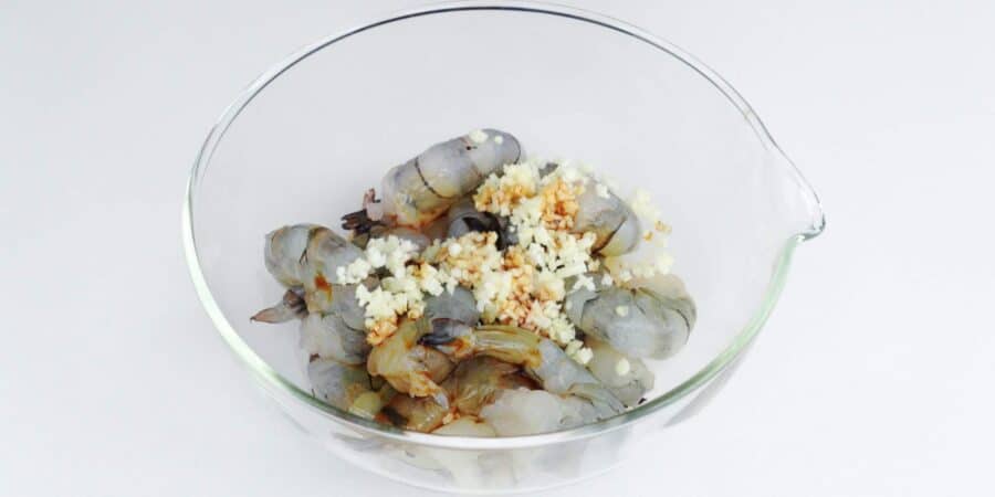 Marinating shrimp with garlic and soy sauce.