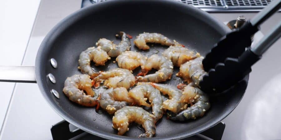 Pan-frying shrimp.