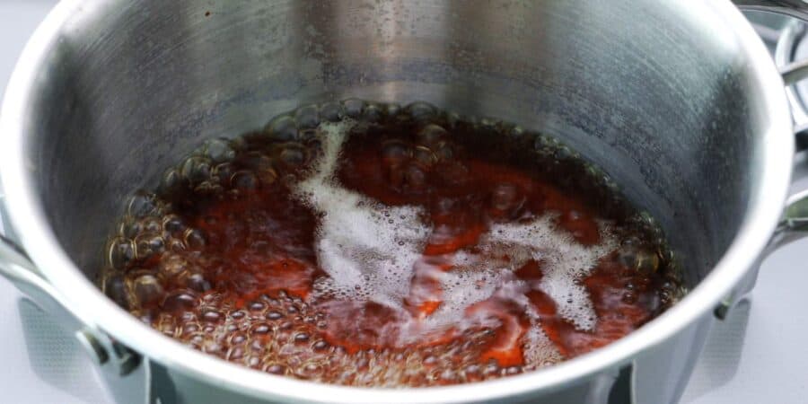 Boiling mentsuyu for somen.