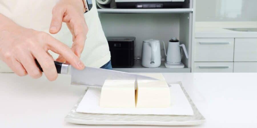 Cut the tofu into 4 blocks.