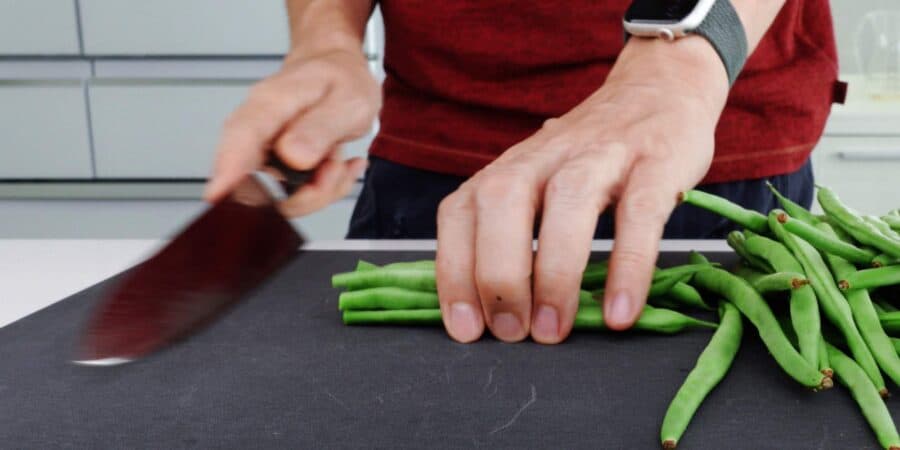 Trimming green beans for stir-fry/