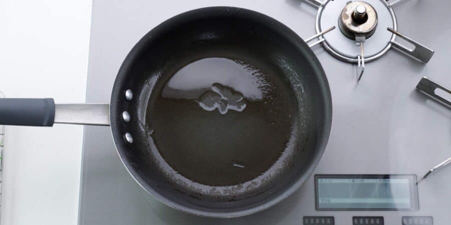 Frying pan with oil.