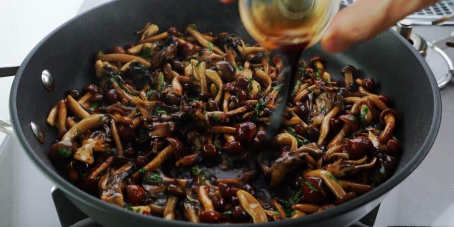 Marinating mushrooms with vinegar and soy sauce.